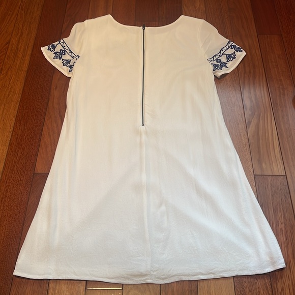 💙 Lulu’s Embroidered dress - Picture 5 of 11